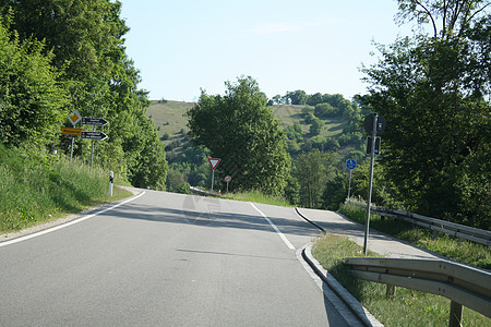 通往村庄的公路图片