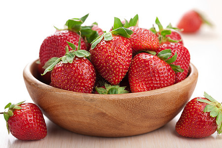 新鲜草莓食物白色木头绿色水果美食蔬菜叶子红色味道图片