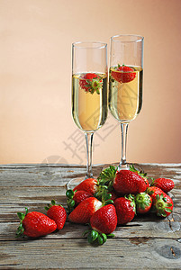 草莓和香槟酒杯茶点婚礼气泡假期眼镜水果食物奢华礼物图片