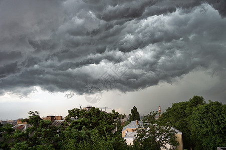 城市上空的暴风云景观房子气象风暴雷雨力量灾难天气气候蒸汽图片