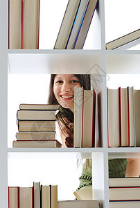 在图书馆寻找一本书的年轻女子 类似照片在女性大学学习书架学校女孩学生女士教育架子图片
