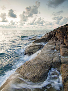 美丽的海景 清晨的海与岩石日落海洋气候戏剧性风景天空风暴旅行石头蓝色图片