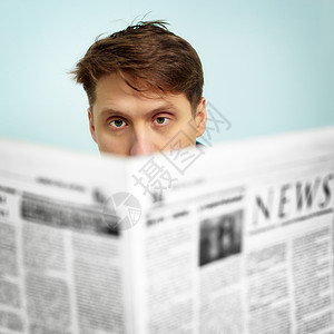 男人在报纸上读新闻图片