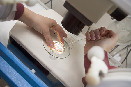 把精子添加到蛋里胚胎中年人女子女士医疗检查吸管不育症实验室程序图片