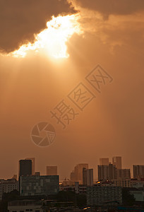 阳光光照耀全景场景橙子太阳天气地标射线地平线建筑城市图片
