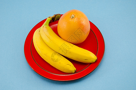 香蕉橘子红盘香蕉和葡萄油背景