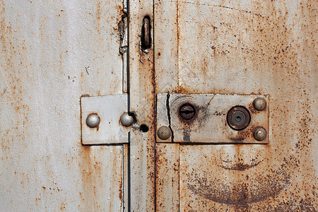 车库项圈上的旧挂锁剥皮安全闩锁金属入口保障乡村木头图片