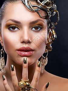 黄金化妆和珠宝 时装模特画像女士皮肤魅力女孩染色调子金子耳环睫毛首饰图片