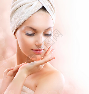 Spa女孩 洗完澡后美丽的年轻女子化妆品女性毛巾保湿护理微笑奶油治疗身体青年图片