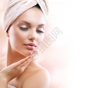 Spa女孩 洗完澡后美丽的年轻女子女士治疗呵护浴室产品清洁润肤化妆品保湿青年图片