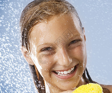 快乐的少女淋浴 洗澡 健康皮肤 洗衣服图片