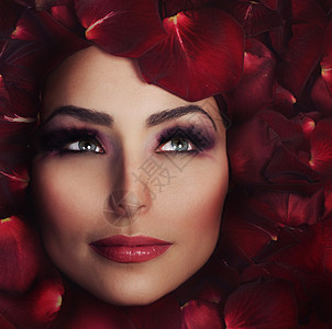 美丽的女人的脸和玫瑰花瓣 完美的皮肤肤色蓝色头发女孩海浪眼睛阴影魅力眼影女士图片