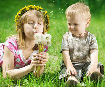 快乐的孩子们 姐姐和外门兄弟假期幸福花园蒲公英拥抱美丽太阳喜悦乐趣家庭图片