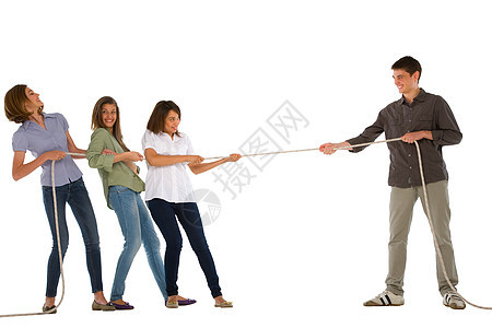 青少年玩拖拉拉力量竞争绳索乐趣拔河男孩们拉丁四个人朋友们女孩们图片