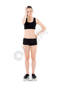 处于天秤上的不快乐妇女身体黑发控制减肥平衡重量女孩测量饮食女性图片