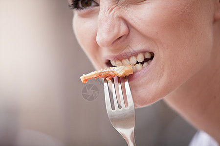 年轻女人在餐厅吃比萨饼午餐小吃饮食用餐美食火腿金属营养女性女士图片