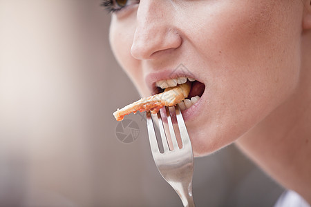 年轻女人在餐厅吃比萨饼美食用餐营养小吃乡村食物饮食脆皮成人火腿图片