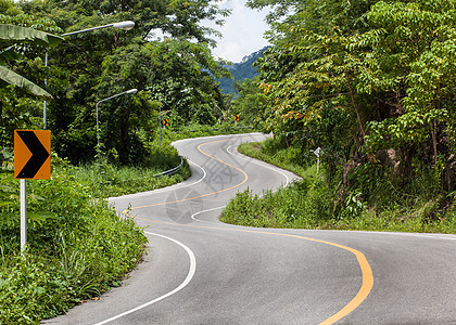 沥青路视图驾驶黑色曲线爬坡乡村季节性农村速度路线阴影图片