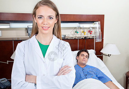 自信的女医生男士男人床单说谎治疗幸福女士病房制服病人图片