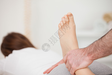 女人躺在前方 而生理操控她的脚图片