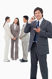 技术工人推销员在背后和团队的手机上交谈背景