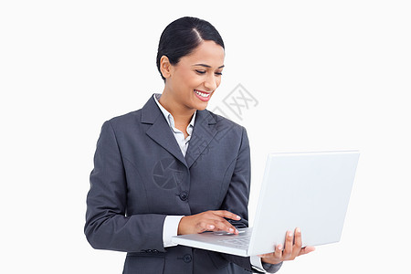 技术工人使用笔记本电脑贴近微笑的售货员背景