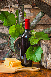 葡萄树背景的酒瓶子食物作品生活酒杯酒精庆典木头桌子季节叶子图片