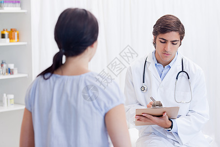 医生在病人说话时做笔记图片