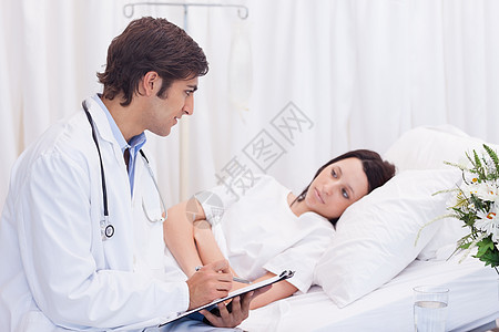 医生和刚醒来的病人交谈时图片