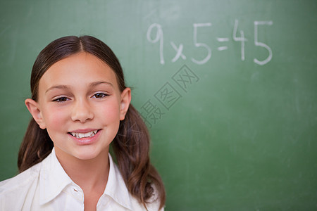带着微笑的女学生 站在黑板前女孩粉笔瞳孔学生学习幸福绿色学校知识数学图片
