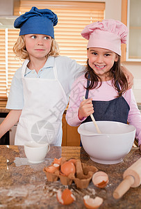兄弟姐妹们一起烘烤的肖像女孩们面团厨师快乐乐趣男孩们爱好幸福厨房蛋糕图片