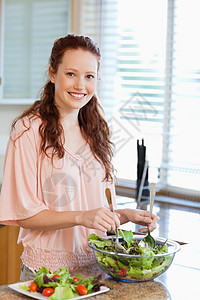 妇女准备沙拉厨房微笑饮食维生素蔬菜绿色黄瓜美食房子女士图片