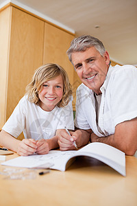 从父亲那里得到家庭作业帮助的男孩背景图片