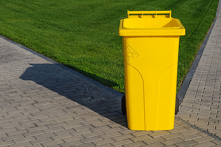 黄黄回收集装箱街道篮子环境车轮倾倒轮子塑料市政垃圾盒子图片
