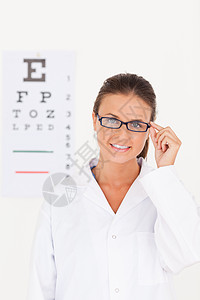 戴眼镜的眼科专家在镜头中观看图片