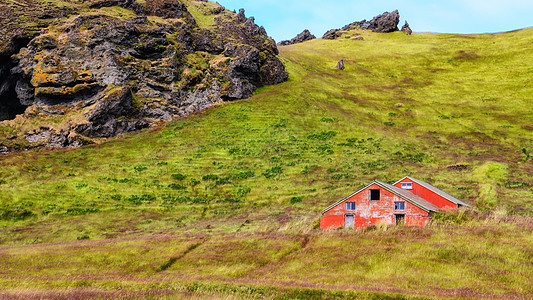 冰岛绿草原上废弃的旧木红色红树荒地谷仓图片