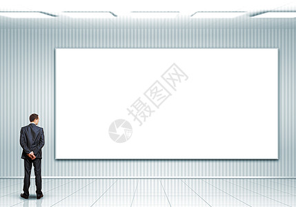 站在空白广告牌旁边的商家推介会帆布盒子屏幕木板控制板框架白色商务商业背景图片