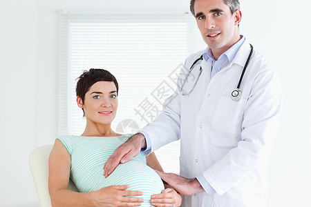 一名医生和一名孕妇的肖像图片