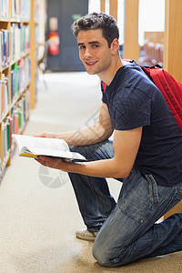 图书馆背景男人在微笑时跪下背景
