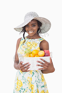 戴太阳帽子 拿着果子盒子的妇女图片