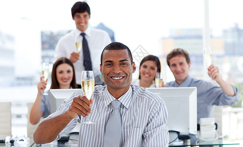 成功的商业团队 饮香香槟酒领带商务技术工作男人幸福监视器成就成人办公室图片