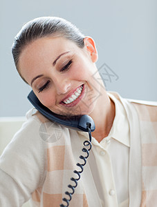 在电话上说话的有供养精神的女商务人士图片