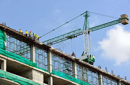 工人群体团队男人头盔建设者劳动者建造天空工地建筑工作图片