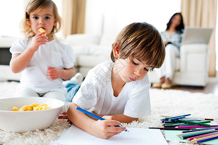 可爱的小姑娘 吃薯片和她的哥哥画画图片