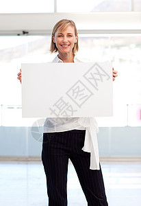 展示白卡的女商务人士桌子女性卡片微笑商业照片商务办公室管理人员笔记图片