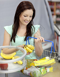 健康女人在杂货店买香蕉图片