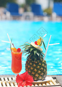 鸡尾果汁假期菠萝太阳柠檬玻璃热带水果派对泳池图片