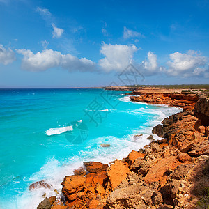 大连海景Cala Saona 带绿绿石的地中海海岸海滩桑拿海岸景点假期旅行海洋波浪地标天空背景