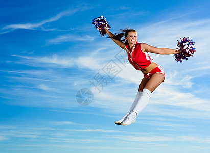 穿红装跳跃舞的啦啦队青年体操运动快乐灵活性飞跃青少年女士舞蹈家舞蹈女性图片
