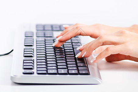 打开的书本手在键盘上工作棕榈女性按钮桌面技术职场互联网纽扣电脑手指背景